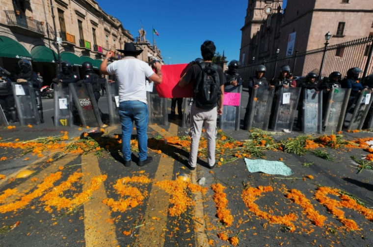 Des manifestants réclament justice pour le maire assassiné d'Uruapan, Carlos Manzo, le 3 novembre 2025 à Morelia, dans l'État mexicain de Michoacan ( AFP / Jordi Lebrija )