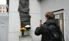 Une plaque commémorative rappelant le meurtre de la journaliste russe Anna Politkovskaïa devant l'immeuble du journal Novaïa Gazeta, à Moscou, le 6 octobre 2026  ( AFP / Igor IVANKO )