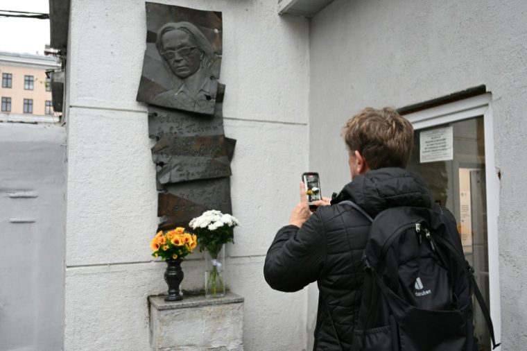 Une plaque commémorative rappelant le meurtre de la journaliste russe Anna Politkovskaïa devant l'immeuble du journal Novaïa Gazeta, à Moscou, le 6 octobre 2026  ( AFP / Igor IVANKO )