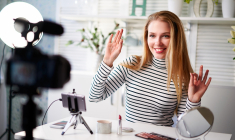 Quels types de contenus doivent encourager les marques auprès des nano et micro-influenceurs ? (crédit: Adobe Stock)