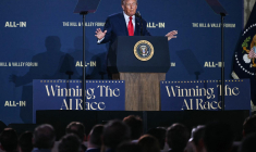 Donald Trump prononce un discours lors du sommet sur l'IA intitulé "Gagner la course à l'IA" à l'auditorium Andrew W. Mellon à Washington, le 23 juillet 2025. ( AFP / ANDREW CABALLERO-REYNOLDS )