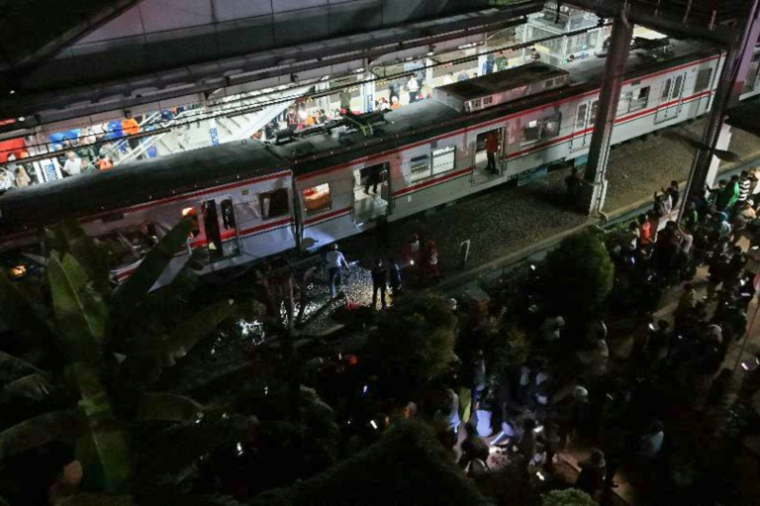 Vue aérienne de wagons endommagés après une collision entre deux trains à la gare de Bekasi Timur à Bekasi, le 27 avril 2026 en Indonésie ( AFP / Taris IMAN )