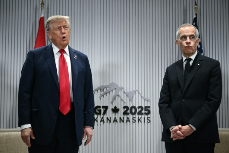 Le président américain Donald Trump (d) s'adresse à la presse au côté du Premier ministre canadien Mark Carney lors du sommet du G7 au Pomeroy Kananaskis Mountain Lodge à Kananaskis, au Canada, le 16 juin 2025 ( AFP / Brendan SMIALOWSKI )