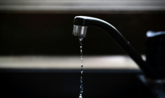 L'eau du robinet a été déclarée lundi impropre à la consommation pour les personnes sensibles dans le village de Tendon (Vosges), à cause d'un taux anormalement élevé de PFAS, des polluants éternels ( AFP / Lionel BONAVENTURE )