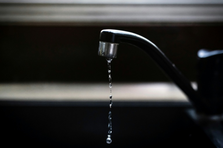 L'eau du robinet a été déclarée lundi impropre à la consommation pour les personnes sensibles dans le village de Tendon (Vosges), à cause d'un taux anormalement élevé de PFAS, des polluants éternels ( AFP / Lionel BONAVENTURE )