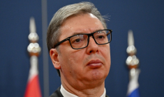 e président serbe Aleksandar Vucic a déclaré dimanche vouloir "éviter à tout prix" une "confiscation" des parts russes dans la compagnie pétrolière serbe NIS. ( AFP / Andrej ISAKOVIC )