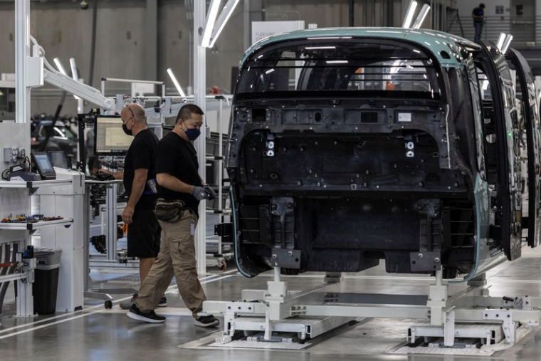 Des employés travaillent dans une usine à Fremont, Californie, États-Unis