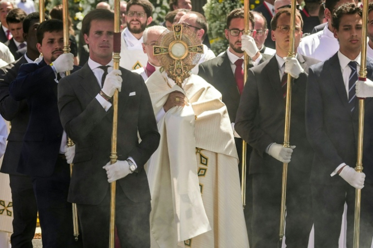 Le pape Léon XIV conduit une procession du Corpus Christi dans une rue de Madrid le 7 juin 2026 ( AFP / Cesar MANSO )