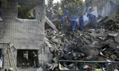 Un immeuble endommagé par une frappe russe à Kiev le 17 juin 2025 ( AFP / Genya SAVILOV )