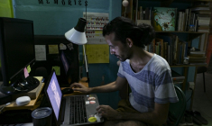 Alejandro Benitez, étudiant en architecture, étudie chez lui pendant une coupure électrique à Punta Brava (Cuba) le 11 mai 2026 ( AFP / YAMIL LAGE )