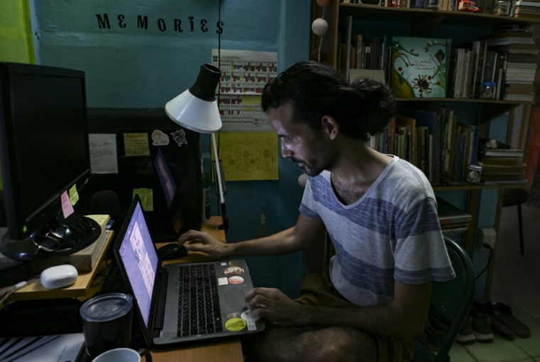 Alejandro Benitez, étudiant en architecture, étudie chez lui pendant une coupure électrique à Punta Brava (Cuba) le 11 mai 2026 ( AFP / YAMIL LAGE )