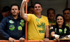 Le sénateur Flavio Bolsonaro (c) candidat du Parti libéral (PL) à la présidentielle, salue ses partisans lors d'un meeting de campagne à Juiz de Fora, dans l'État du Minas Gerais, le 9 septembre 2026 au Brésil ( AFP / Pablo PORCIUNCULA )