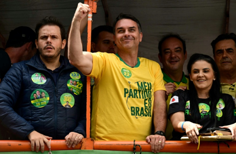 Le sénateur Flavio Bolsonaro (c) candidat du Parti libéral (PL) à la présidentielle, salue ses partisans lors d'un meeting de campagne à Juiz de Fora, dans l'État du Minas Gerais, le 9 septembre 2026 au Brésil ( AFP / Pablo PORCIUNCULA )