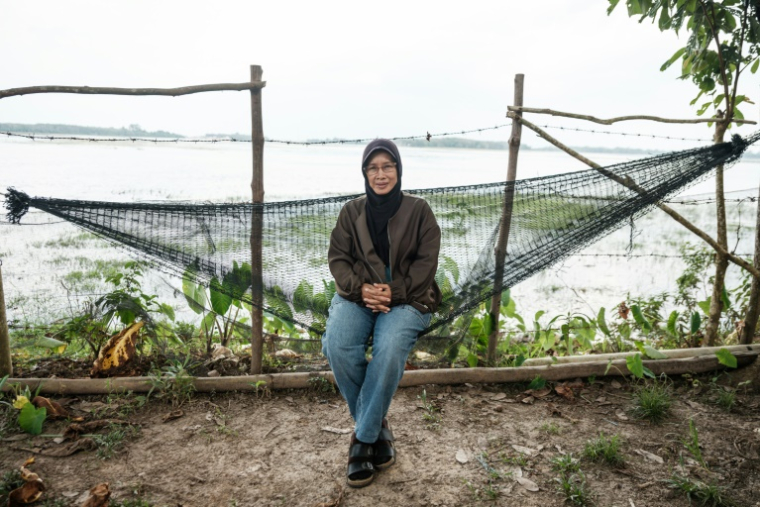 Marda Ellius, l'une des plaignantes dans le procès contre trois entreprises accusées d'avoir provoqué des incendies de forêt, à côté du marais tourbeux saisonnièrement sec de Bangsal, dans le sud de Sumatra, le 10 juin 2025 en Indonésie ( AFP / Yasuyoshi CHIBA )
