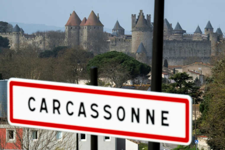 Le panneau de la ville de Carcassonne, le 12 mars 2026 dans l'Aude ( AFP / Lionel BONAVENTURE )