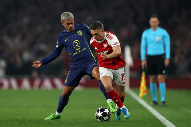 L'attaquant de l'Atlético Madrid Antoine Griezmann (en bleu) à la lutte avec le milieu de terrain belge d'Arsenal Leandro Trossard lors de la demi-finale de Ligue des champions mardi à l'Emirates Stadium de Londres. ( AFP / Adrian Dennis )