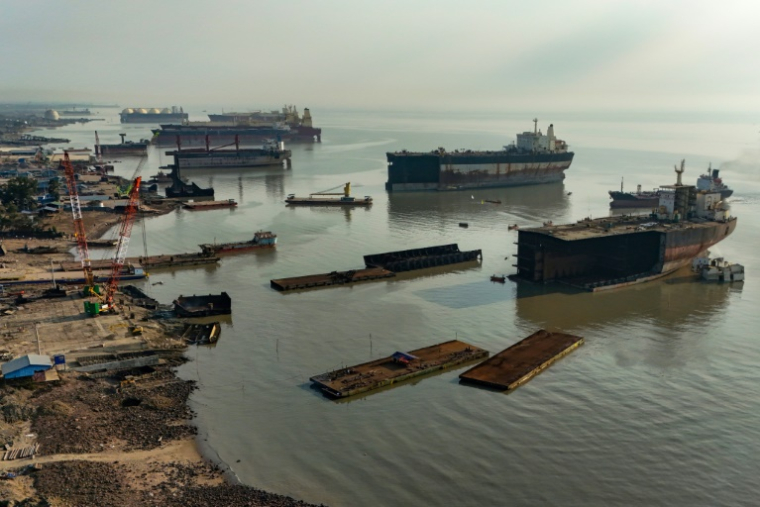 Vue aérienne d'un chantier de démolition navale géré par l'entreprise PHP Ship Breaking & Recycling Industries dans la ville portuaire de Chittagong, dans le sud du Bangladesh, le 18 février 2025 ( AFP / Munir UZ ZAMAN )