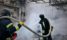 Photo diffusée par le service d'urgence de l'État ukrainien, le 18 mai 2025, de sauveteurs éteignant un incendie dans un bâtiment à la suite d'attaques de drones russes sur la région de Kiev ( Service d'urgence de l'État ukrainien / Handout )