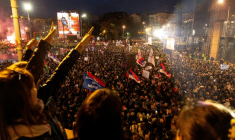 L'opposition serbe à Aleksandar Vucic rassemblée jeudi 22 octobre 2026 dans le centre de Belgrade ( AFP / Mitar MITROVIC )