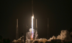 Une fusée Falcon 9 de SpaceX, transportant le vaisseau spatial Dragon décolle du complexe de lancement spatial 40 pour la mission Crew-12 à la base spatiale de Cap Canaveral, le 13 février 2026 en Floride ( AFP / Jim WATSON )