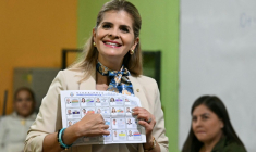 La candidate conservatrice à la présidente Laura Fernández, montre un bulletin de vote avant de voter lors de l’élection présidentielle à Cartago, à 22 km à l’est de San José, au Costa Rica, le 1er février 2026 ( AFP / Marvin RECINOS )