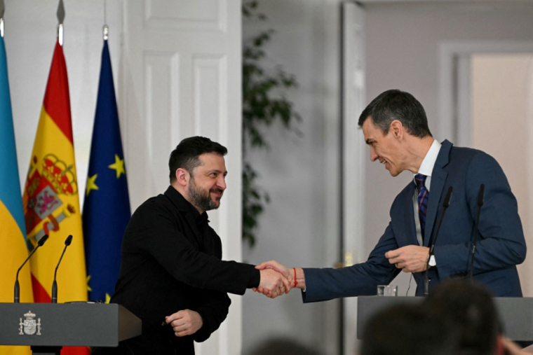 Pedro Sanchez et Volodymyr Zelensky à Madrid ce mercredi 18 mars. ( AFP / JAVIER SORIANO )