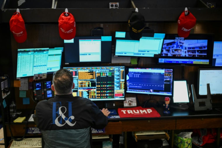 Un trader sur le parquet de la Bourse de New York (NYSE), le 30 mai 2025 ( AFP / ANGELA WEISS )