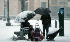 Une personne sans abri à Paris le 7 janvier 2026 ( AFP / Ludovic MARIN )