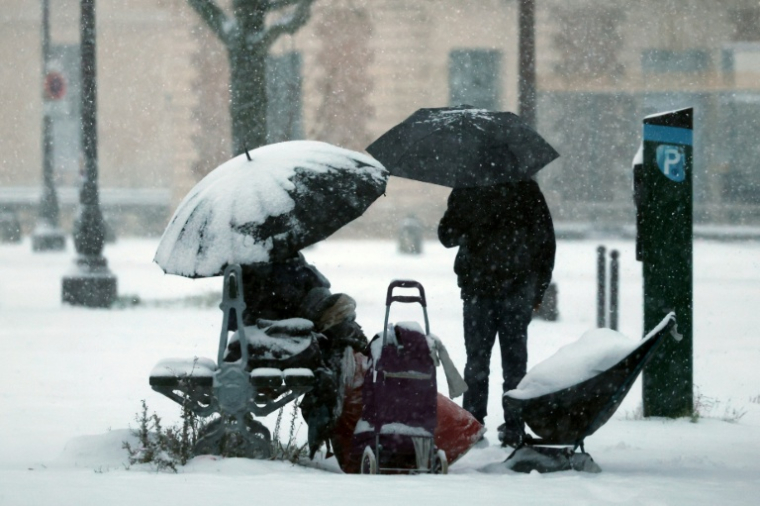 Une personne sans abri à Paris le 7 janvier 2026 ( AFP / Ludovic MARIN )