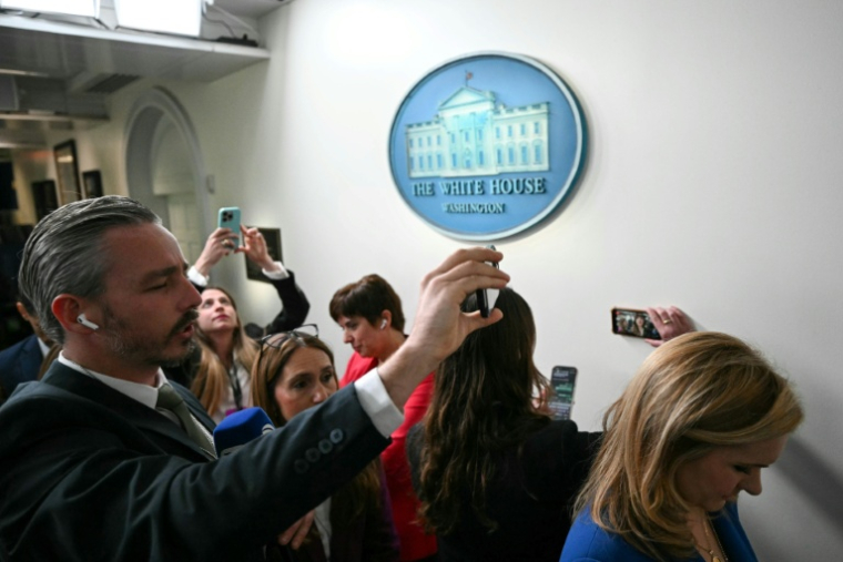 Des journalistes attendent dans la salle de presse Brady tandis que le président américain Donald Trump rencontre le président brésilien Luiz Inacio Lula da Silva à la Maison Blanche à Washington, le 7 mai 2026 ( AFP / Kent NISHIMURA )