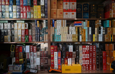 Des cartouches de cigarettes en vente dans une boutique à Yuxi, dans la province du Yunnan, le 31 mars 2025 dans le sud-ouest de la Chine ( AFP / GREG BAKER )