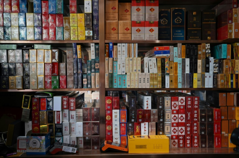 Des cartouches de cigarettes en vente dans une boutique à Yuxi, dans la province du Yunnan, le 31 mars 2025 dans le sud-ouest de la Chine ( AFP / GREG BAKER )