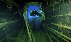 Photo obtenue auprès du ministère grec de la Culture, le 15 septembre 2025, montrant un plongeur explorant le HMHS Britannic, bateau jumeau du Titanic, transformé en navire-hôpital pendant la Première Guerre mondiale, qui a coulé près de l'île grecque de Kéa en 1916 après avoir heurté une mine  ( Ministère grec de la Culture / - )