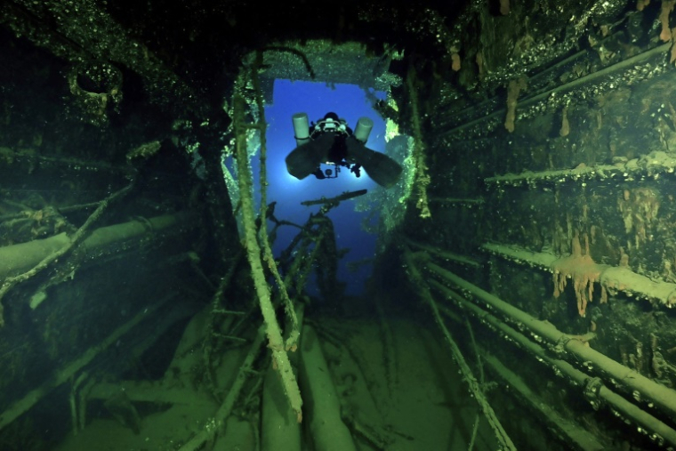 Photo obtenue auprès du ministère grec de la Culture, le 15 septembre 2025, montrant un plongeur explorant le HMHS Britannic, bateau jumeau du Titanic, transformé en navire-hôpital pendant la Première Guerre mondiale, qui a coulé près de l'île grecque de Kéa en 1916 après avoir heurté une mine  ( Ministère grec de la Culture / - )