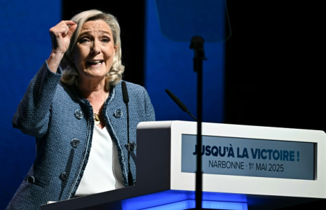 Marine Le Pen à Narbonne, dans l'Aude, le 1er mai 2025 ( AFP / Lionel BONAVENTURE )