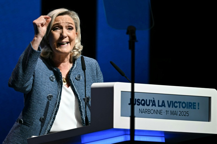Marine Le Pen à Narbonne, dans l'Aude, le 1er mai 2025 ( AFP / Lionel BONAVENTURE )