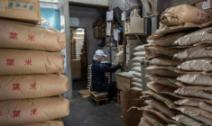 Des sacs de riz entreposés dans un magasin à Tokyo, le 9 juillet 2025 ( AFP / Yuichi YAMAZAKI )