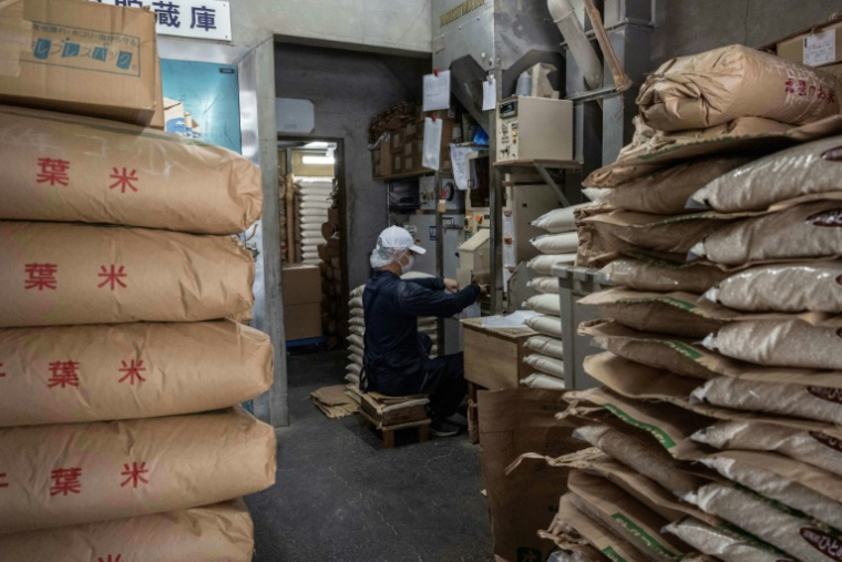 Des sacs de riz entreposés dans un magasin à Tokyo, le 9 juillet 2025 ( AFP / Yuichi YAMAZAKI )
