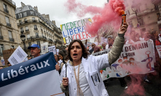 Manifestation des médecins libéraux le 5 janvier 2023 à Paris. ( AFP / EMMANUEL DUNAND )