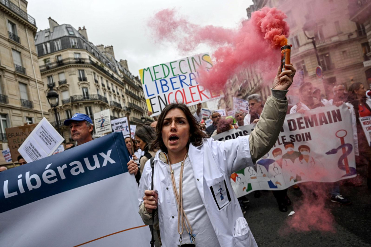 Manifestation des médecins libéraux le 5 janvier 2023 à Paris. ( AFP / EMMANUEL DUNAND )