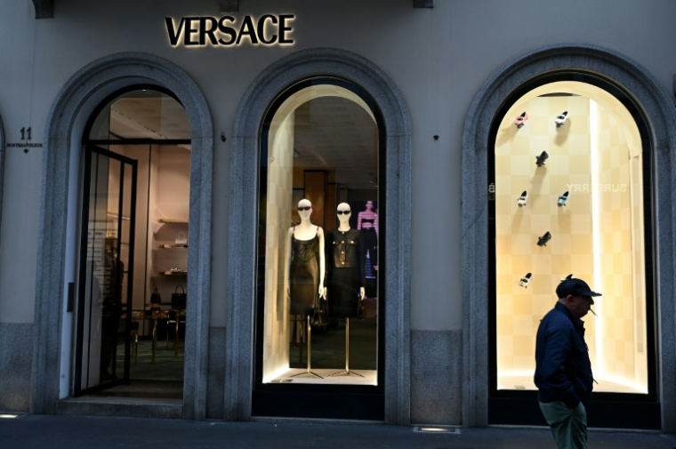 Un homme passe devant une boutique Versace à Milan, le 9 avril 2024 ( AFP / GABRIEL BOUYS )