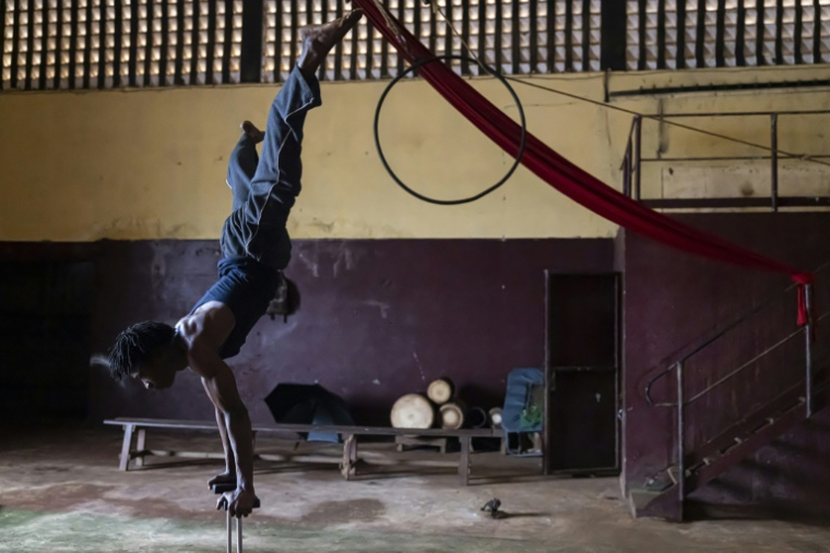 Le voltigeur Ibrahima Oulare s'entraîne au centre d'art acrobatique Fodéba Keïta, le 6 septembre 2025 à Conakry, en Guinée ( AFP / PATRICK MEINHARDT )