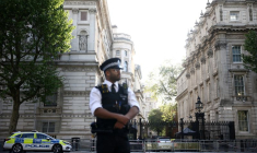 Une voiture percute les grilles de Downing Street à Londres