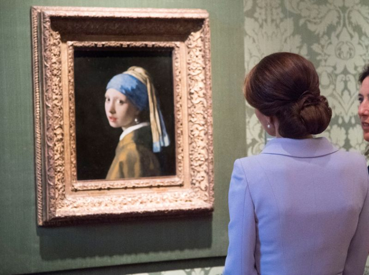 Photo d'archives: La duchesse de Cambridge, admire le tableau "la Fille à la perle" de Johannes Vermeer lors d'une visite à La Haye