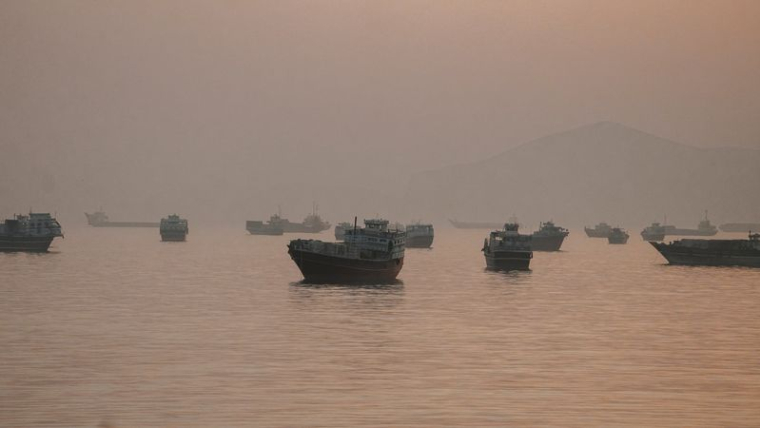 Des navires sont ancrés dans le détroit d'Ormuz, vu de Musandam