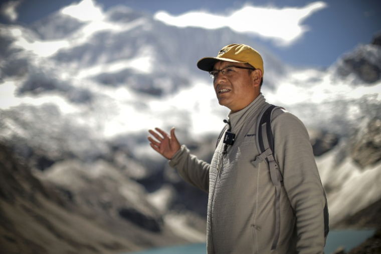 Saul Luciano Lliuya devant le lac Palcacocha, situé à 4.650 mètres d'altitude à Huaraz, dans le nord-est du Pérou, le 23 mai 2022 ( AFP / Luka GONZALES )