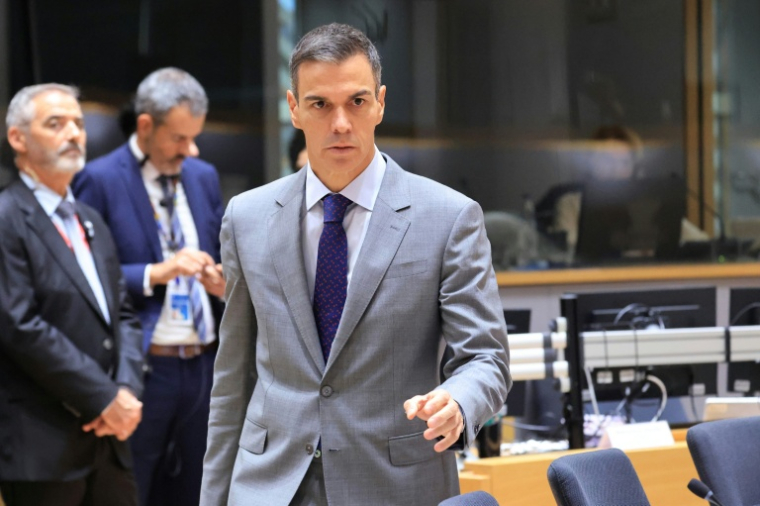 Le Premier ministre espagnol Pedro Sánchez arrive pour un sommet de l’Union européenne à Bruxelles, le 16 octobre 2026 ( AFP / Ludovic MARIN )