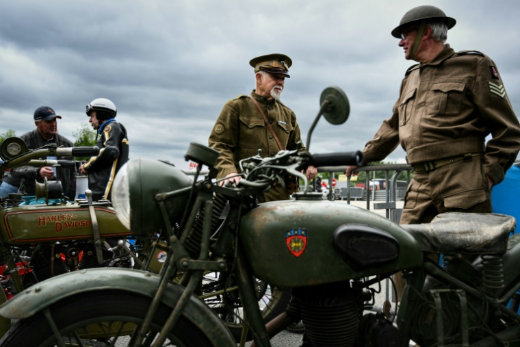 Des motards à côté de motos anciennes lors de la course "Moto Légende" sur le circuit de Dijon-Prenois, le 25 mai 2025 à Prenois, en Côte-d'Or ( AFP / ARNAUD FINISTRE )