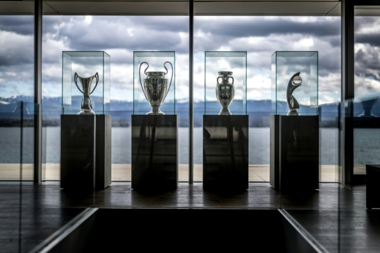 Les trophées de la Ligue des champions féminines, de la Ligue des champions, de l'Euro masculi et de l'Euro féminin, les quatre principales compétitions organisées par l'UEFA, le 23 février 2024 au siège de la confédération européenne à Nyon (Suisse). Opposée au projet de société commerciale de la Fifa, l'UEFA menace de boycotter les prochaines Coupes d monde ( AFP / Fabrice COFFRINI )