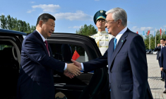 Le président chinois Xi Jinping (g) et son homologue kazakh Kassym-Jomart Tokaïev (d) à Astana au Kazakhstan, le 16 juin 2025 ( KAZAKHSTAN'S PRESIDENTIAL PRESS SERVICE / STRINGER )